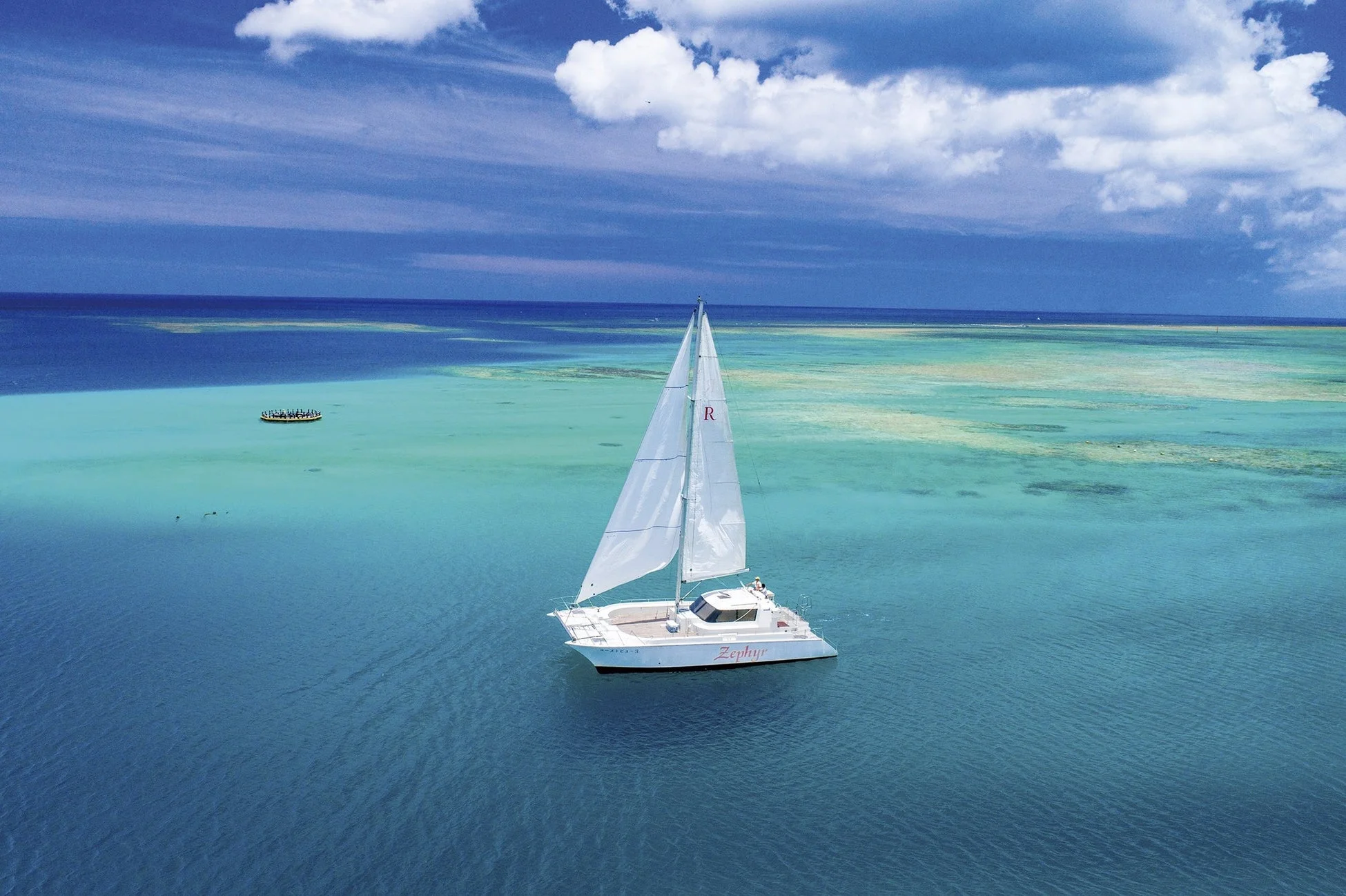 美しい海を航海するカタマランヨット