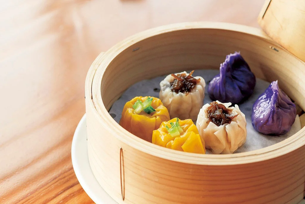 色とりどりの点心（焼売）が並ぶ竹製の蒸籠