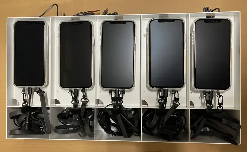 スマホを5台単位で充電・保管可能なESSオリジナル「スマホ充電用スタンド」