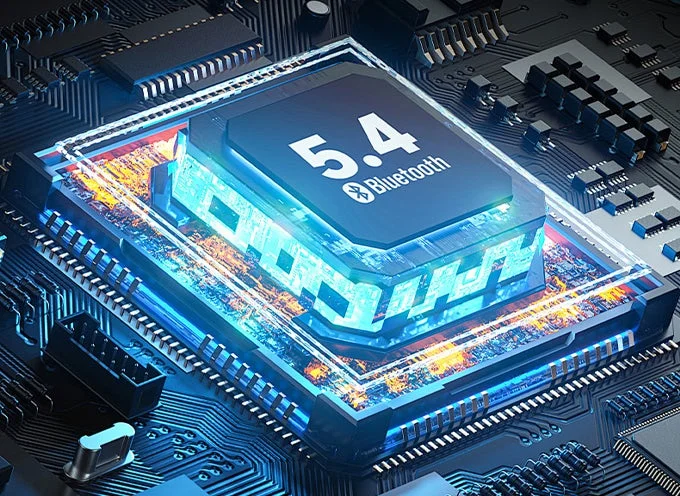 青く光るBluetooth 5.4対応のマイクロチップが、複雑な回路基板に搭載されている様子を捉えた画像です。