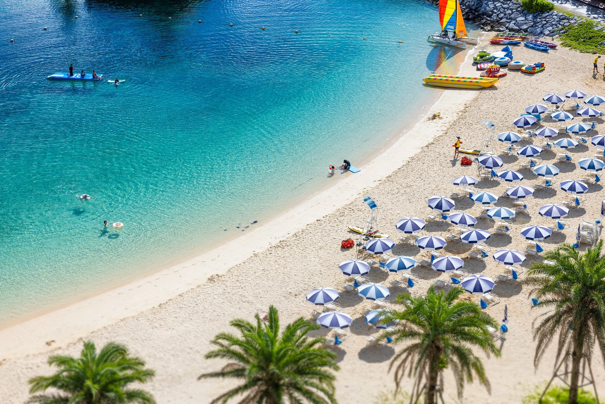 ターコイズブルーの海と白い砂浜が広がるリゾートビーチ