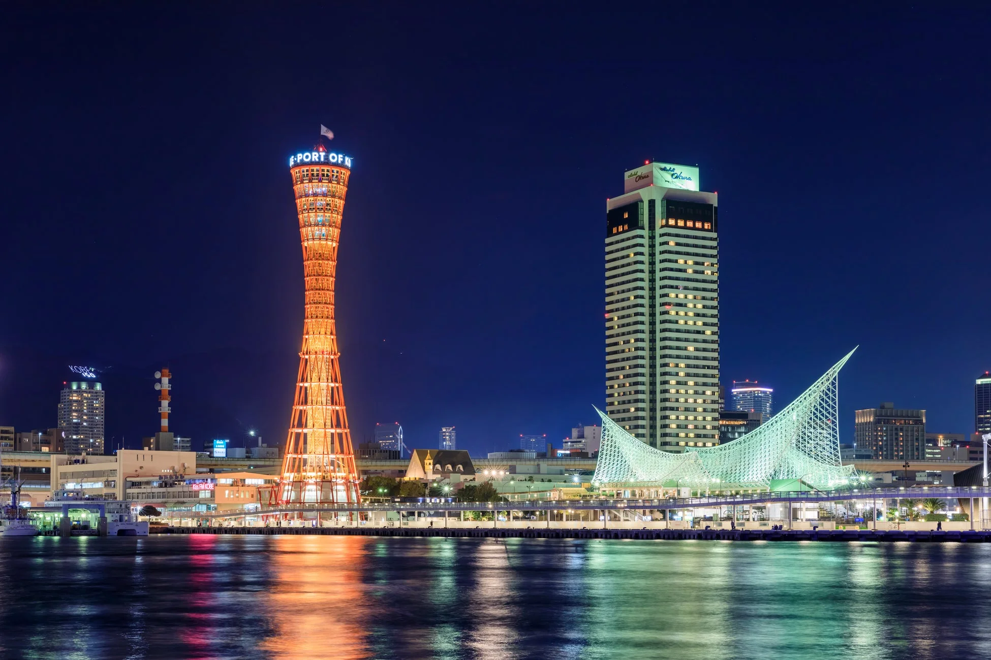 神戸ポートタワーとホテルオークラの夜景