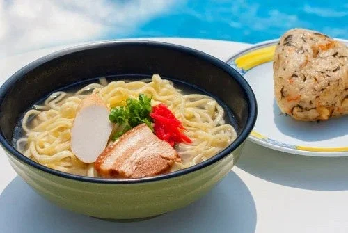 沖縄そばと炊き込みご飯のおにぎり