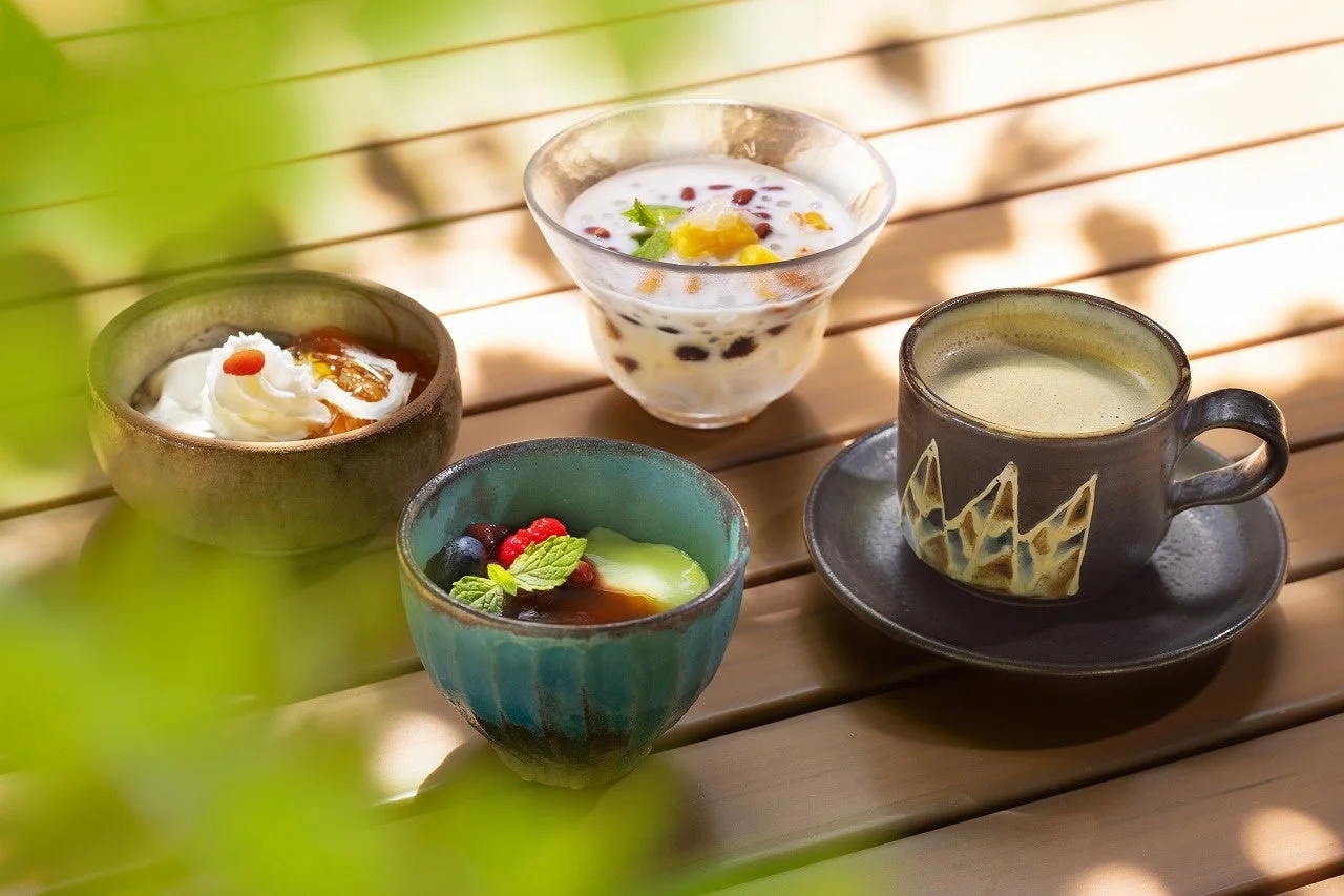 屋外カフェのような雰囲気でデザートとコーヒーを楽しむ