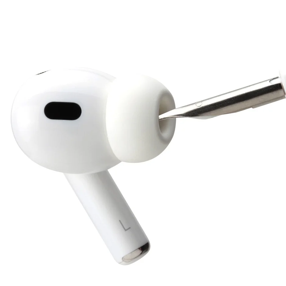 イヤホンイヤーチップをクリーニングツールで掃除している様子