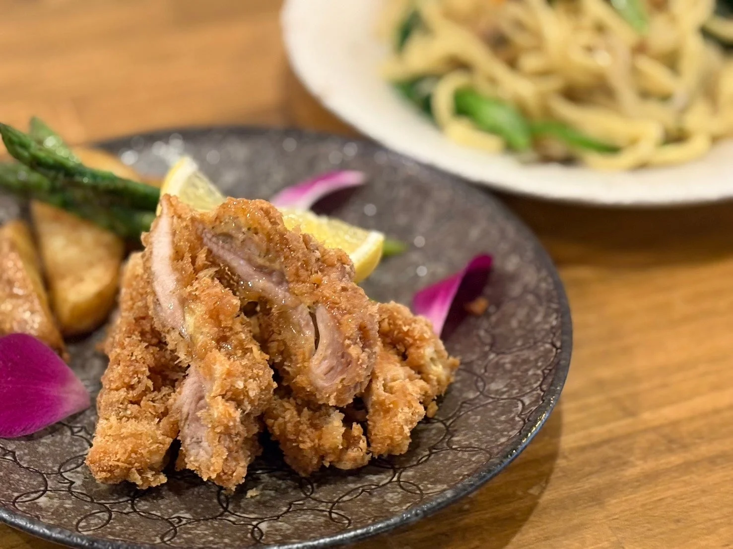 ハーブ鶏のカツレツと沖縄そばのボンゴレパスタ