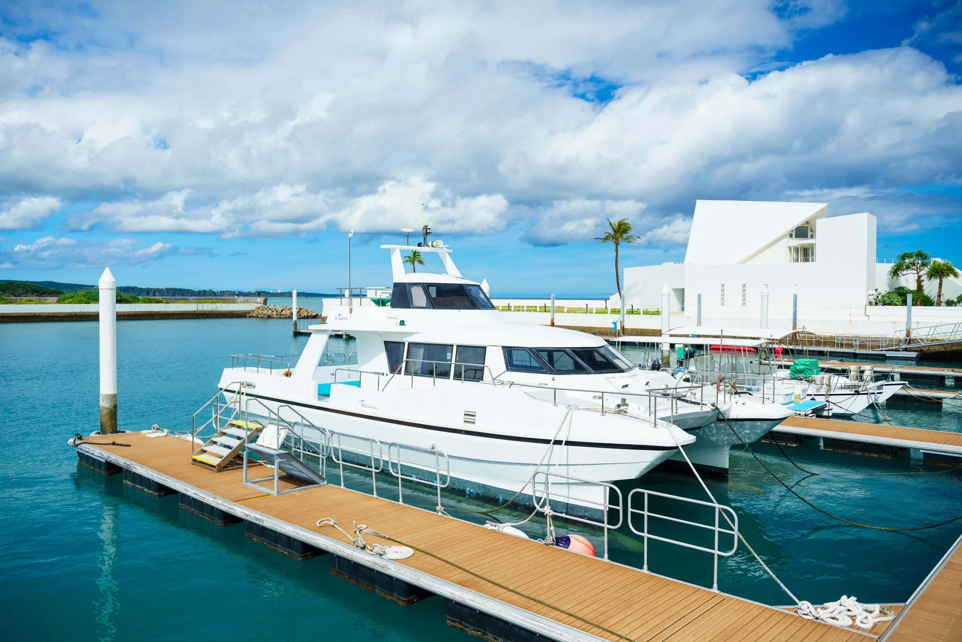 マリーナに停泊するヨット