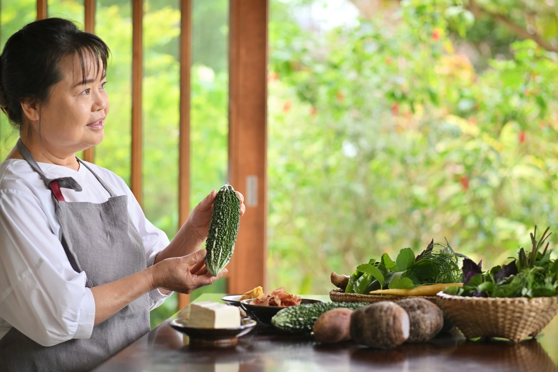琉球料理伝承人の女性