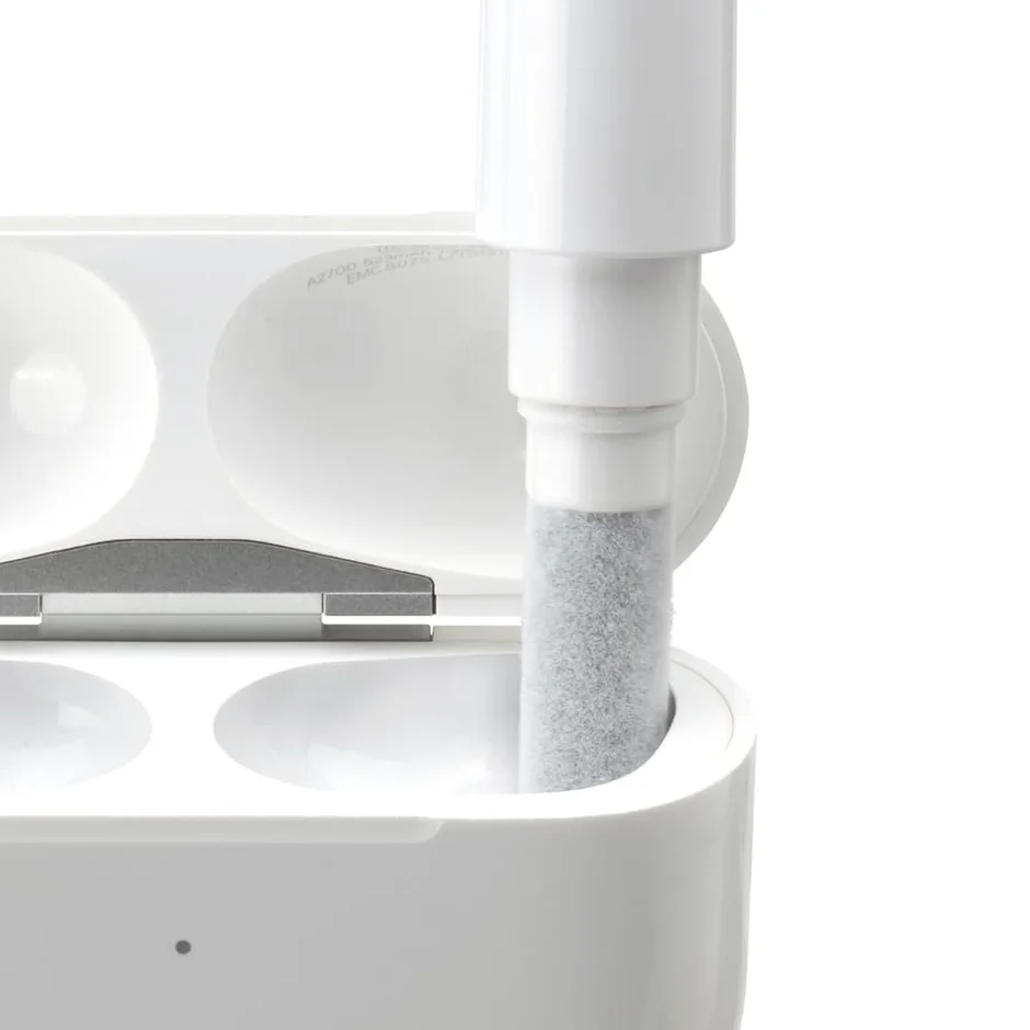 ワイヤレスイヤホンの充電ケースをクリーニングツールで掃除している様子