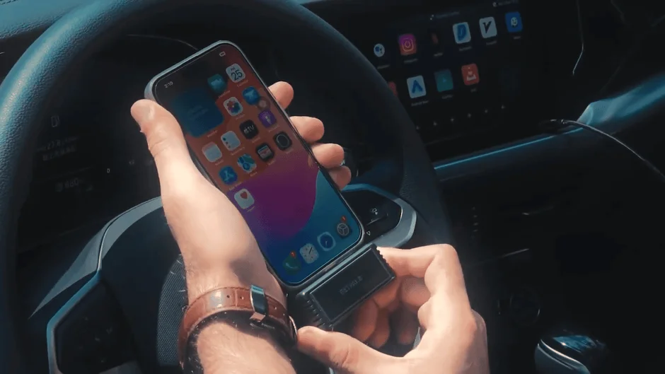 車内でiPhoneとBelkinデバイス