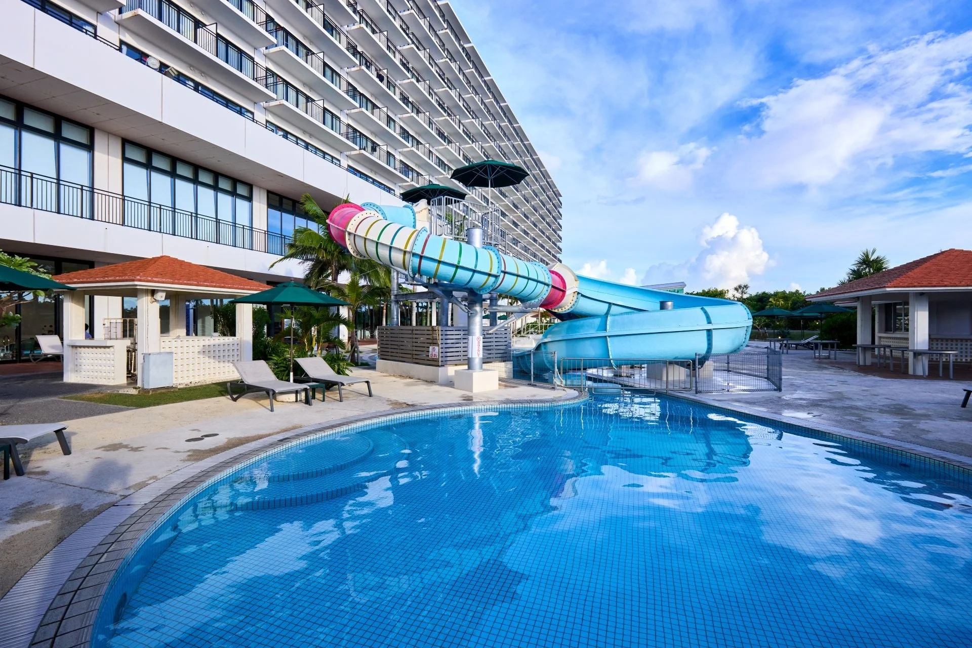 ホテルとプール、ウォータースライダー