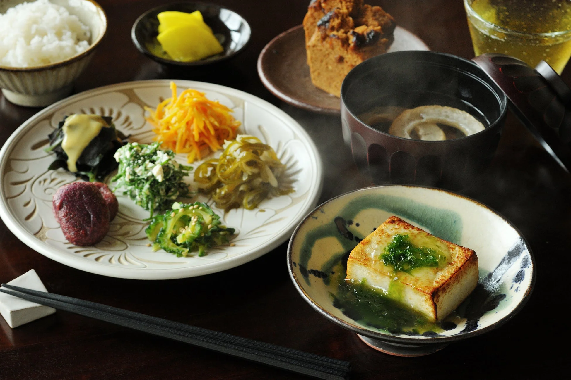 色々な小鉢が並んだ和食の定食