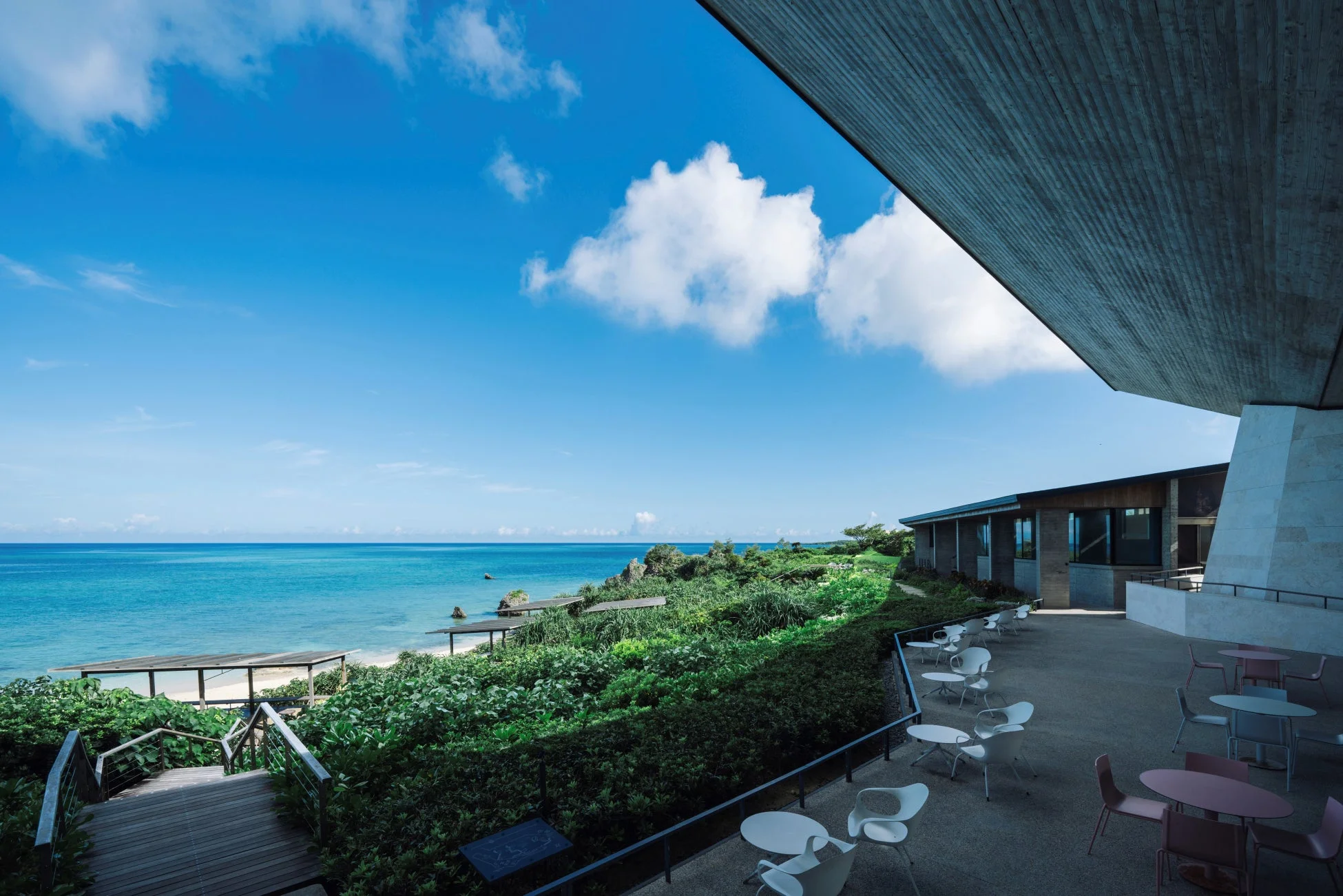 カフェテラスと海