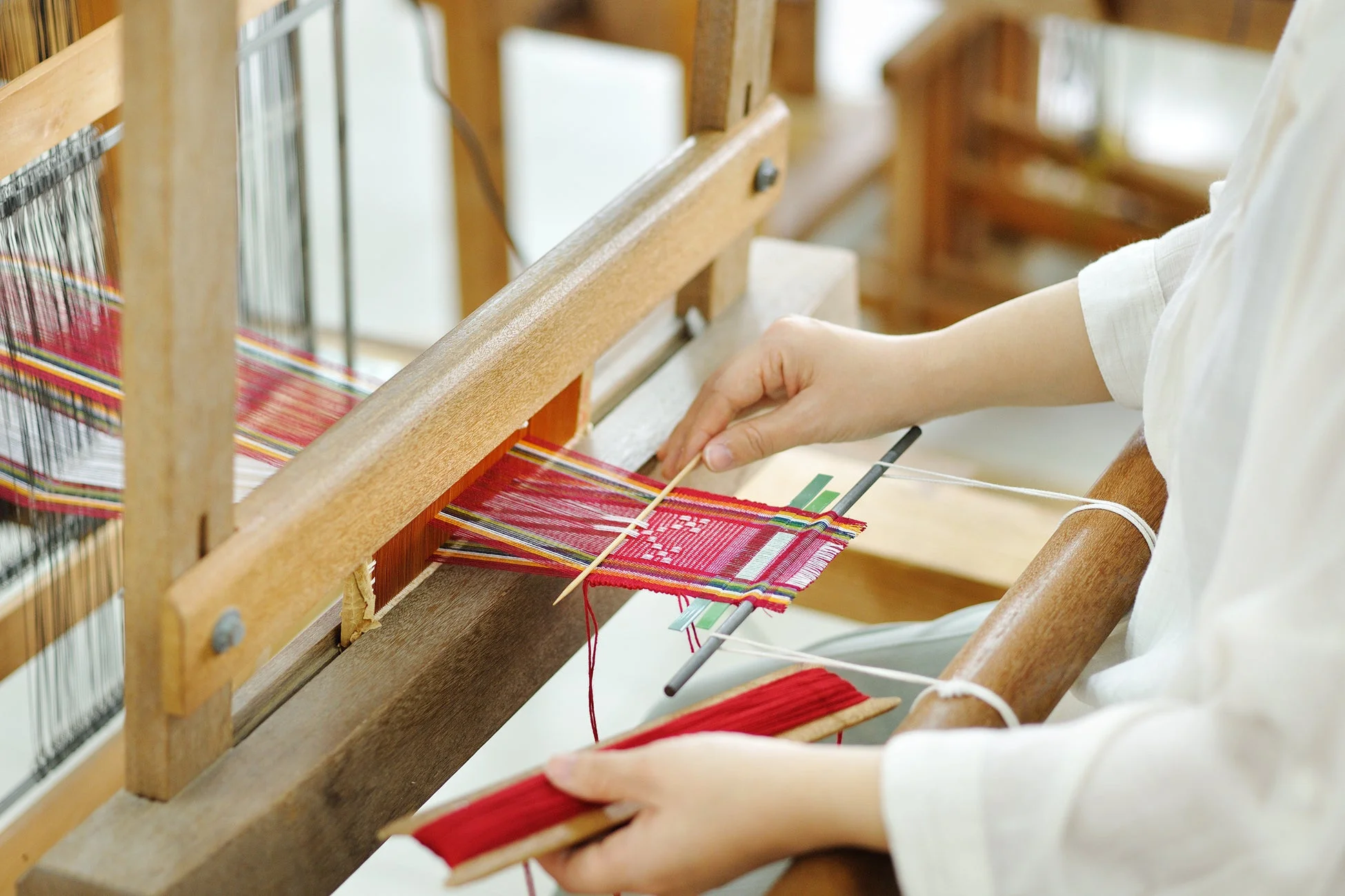機織り機で布を織る手元