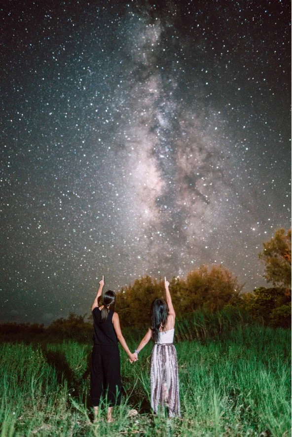 夜空を見上げる人々