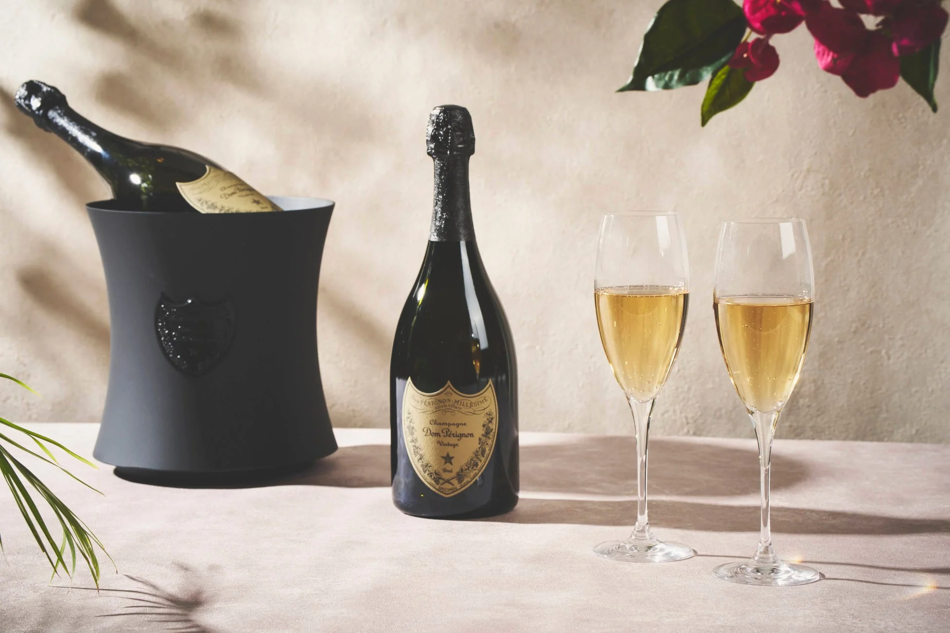 シャンパンボトルとグラス