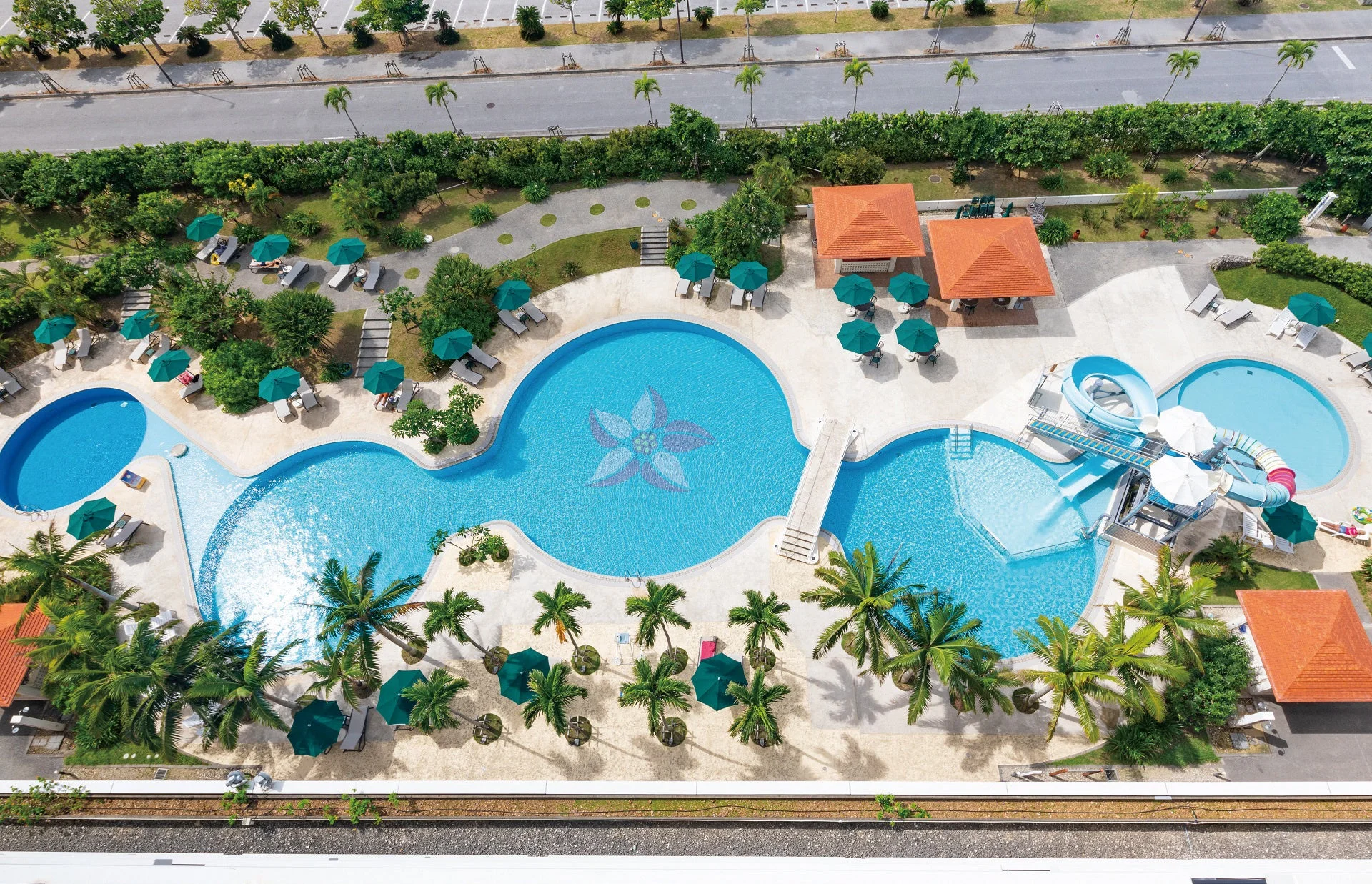 ウォータースライダーのある屋外プール