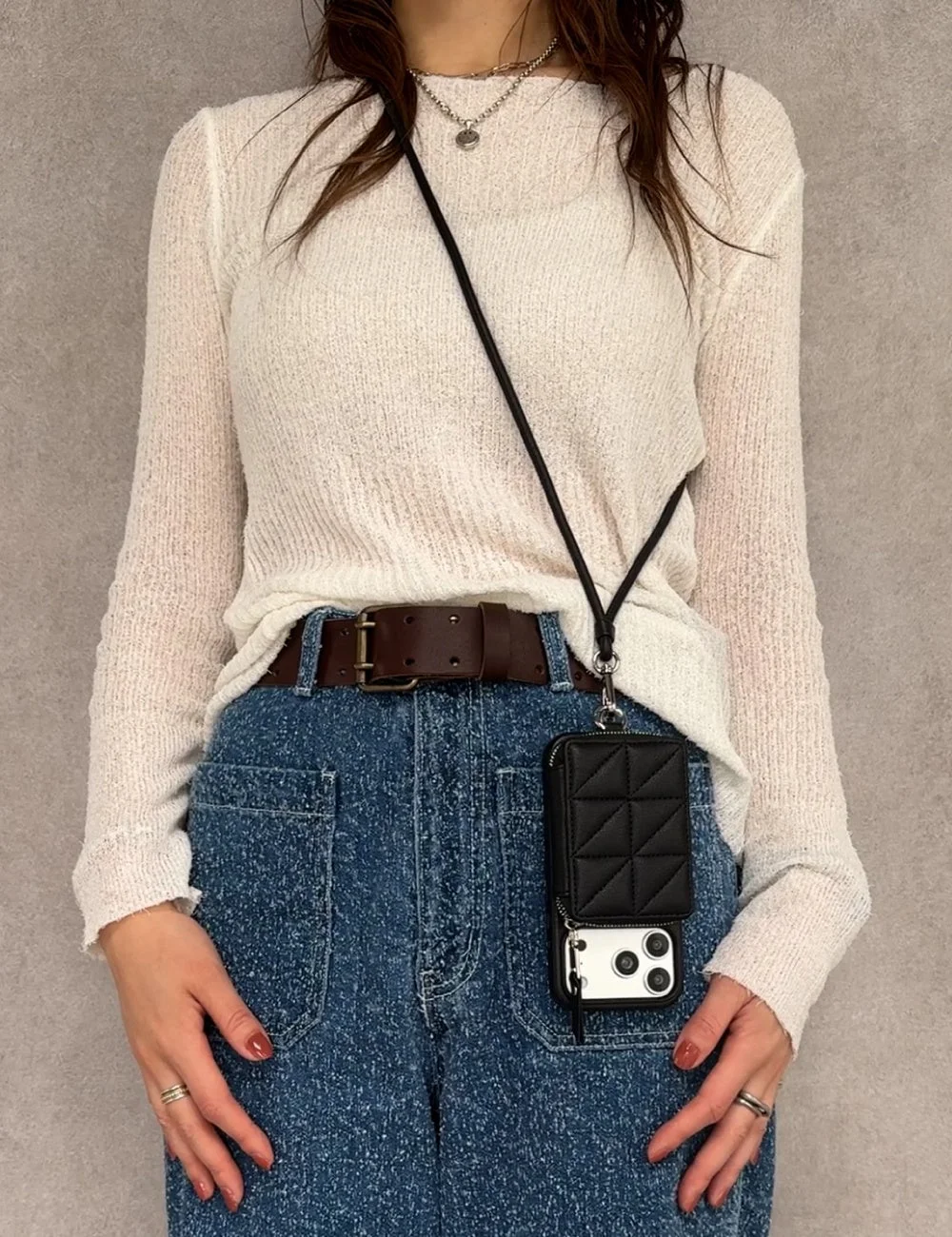 ファッション、カジュアル、スマホショルダー、デニム、白トップス、ベルト、アクセサリー、キルティング、普段着、iPhoneケース