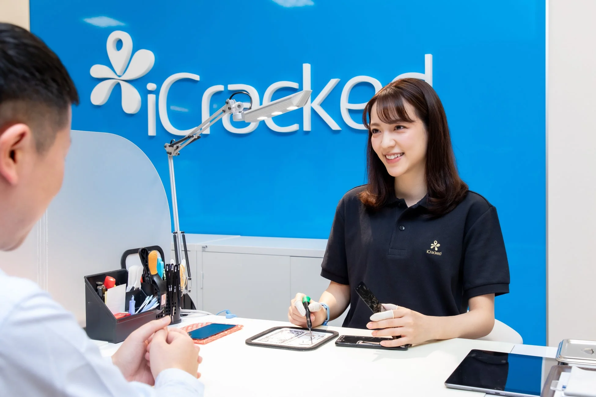 iCracked 店舗での修理風景