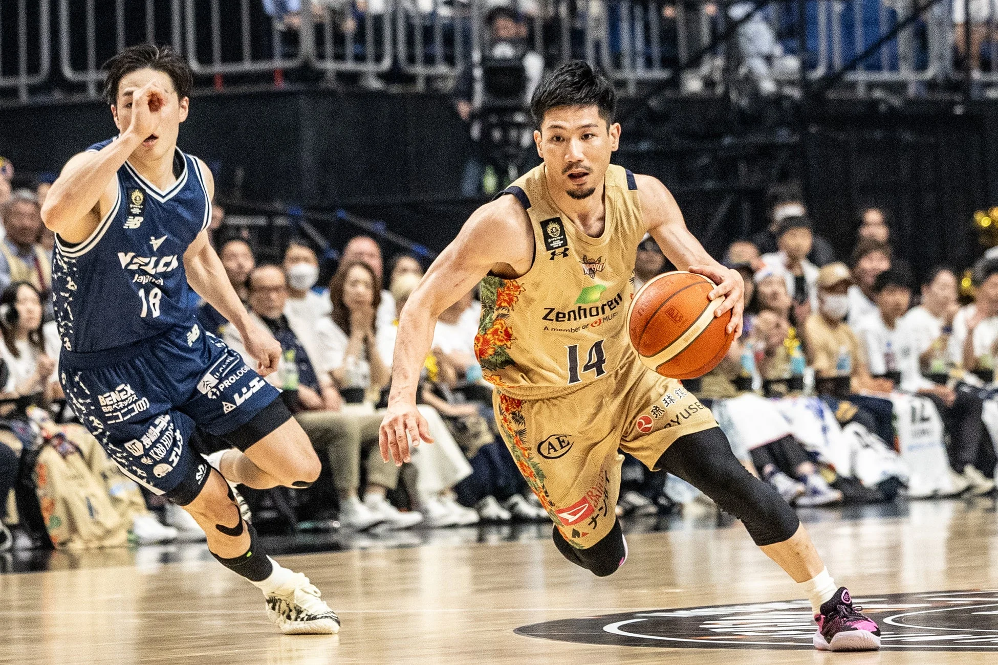 選手がドリブルする瞬間