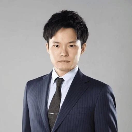 男性,スーツ,ビジネスマン,ポートレート,アジア人,真面目,フォーマル,ネクタイ,ストライプ,無地背景