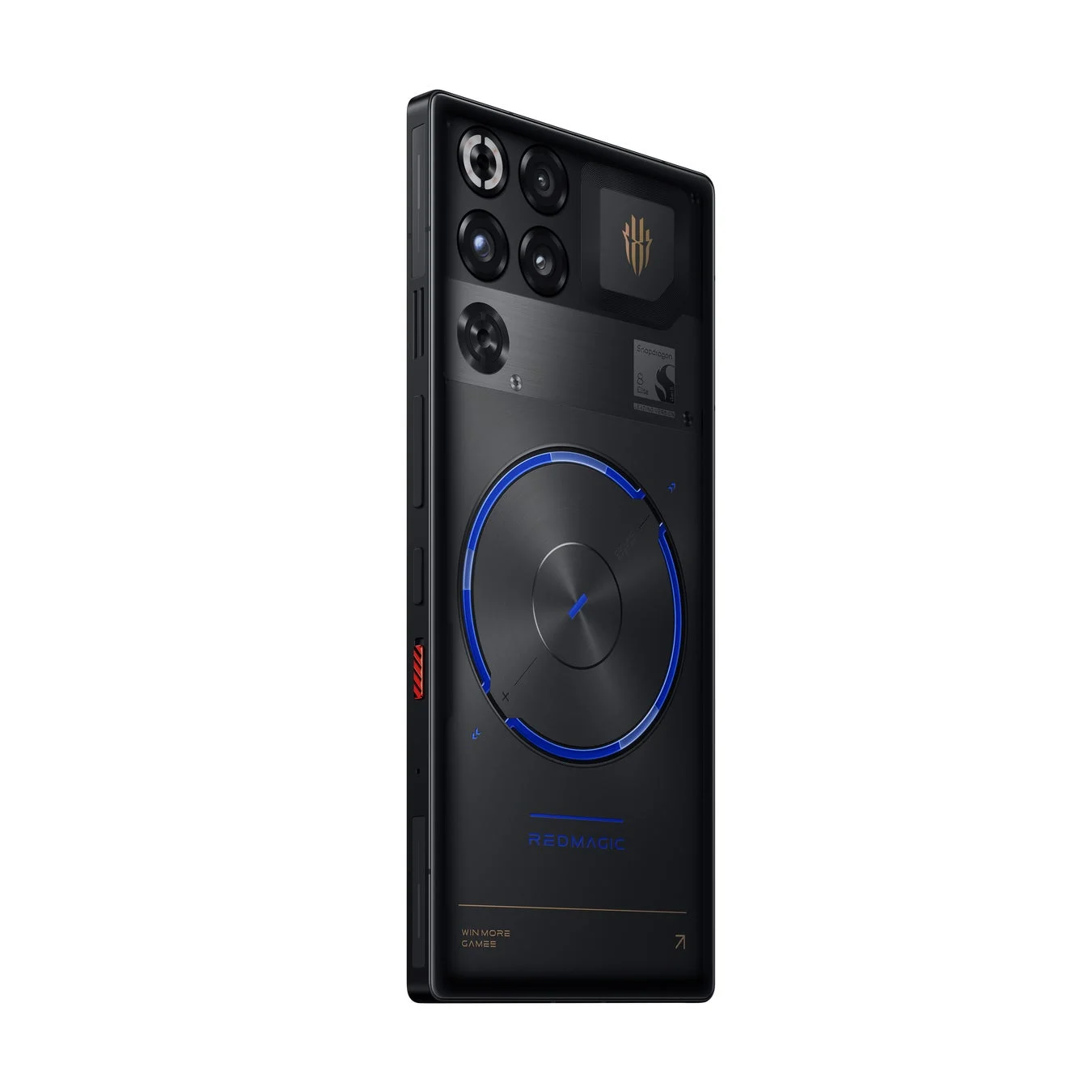黒いゲーミングスマートフォン「REDMAGIC」の背面を斜めから捉えた画像です。多眼カメラと青いアクセントを持つ円形デザインが特徴で、「Snapdragon」の文字も確認できる高性能デバイスです。