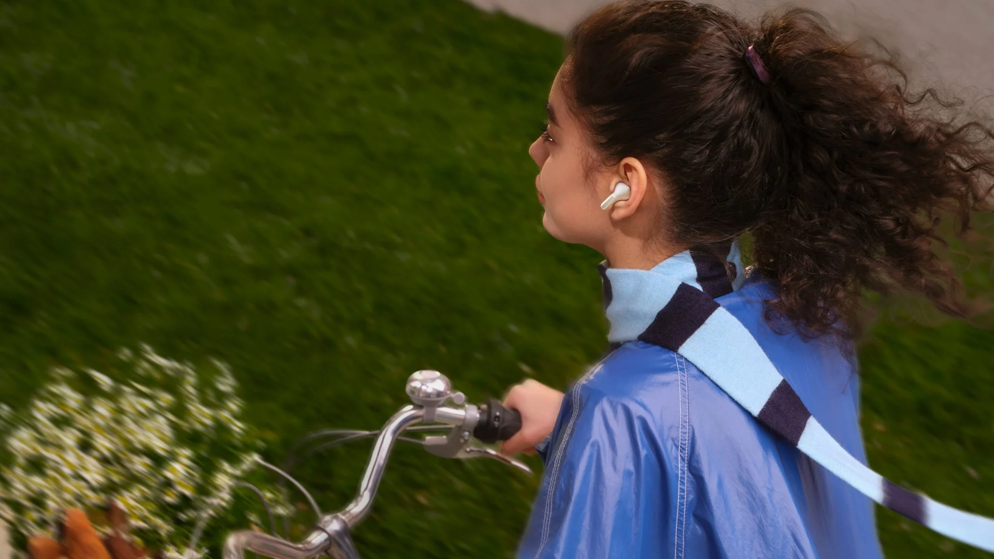 自転車に乗る女性