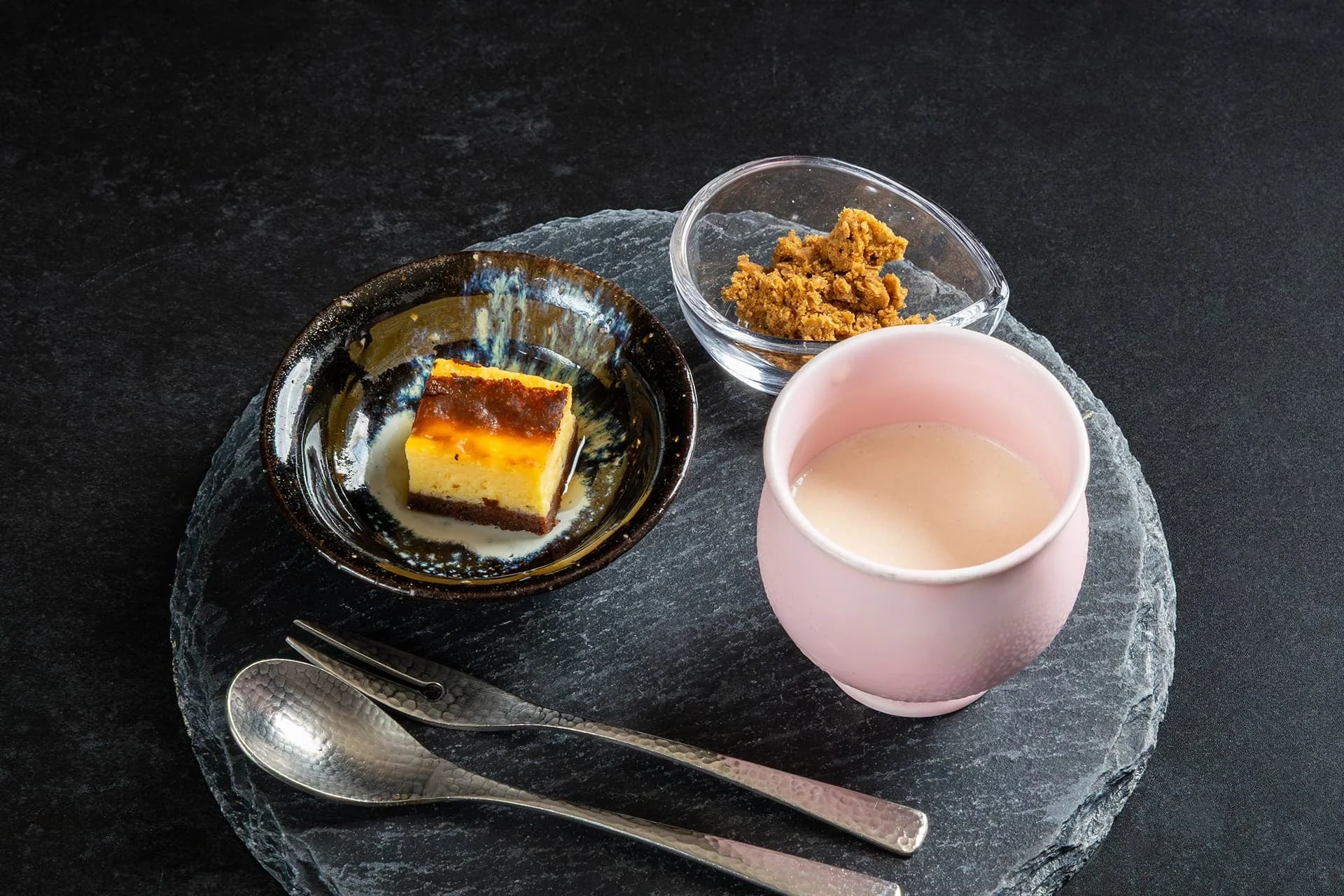 白いコーヒーとバスクチーズケーキ