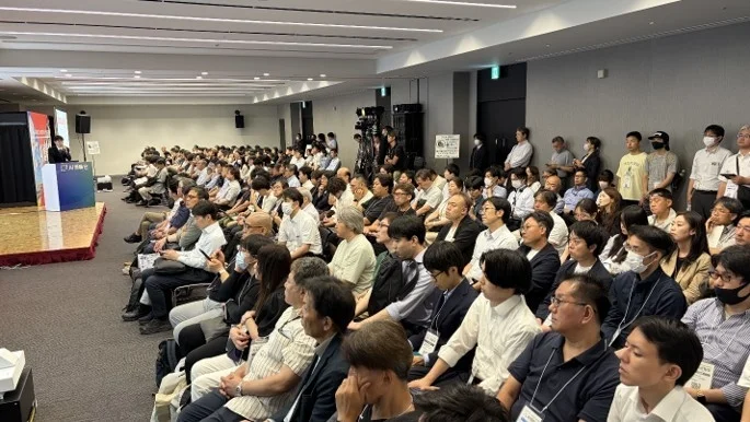 多くの聴講者が集まるカンファレンス会場