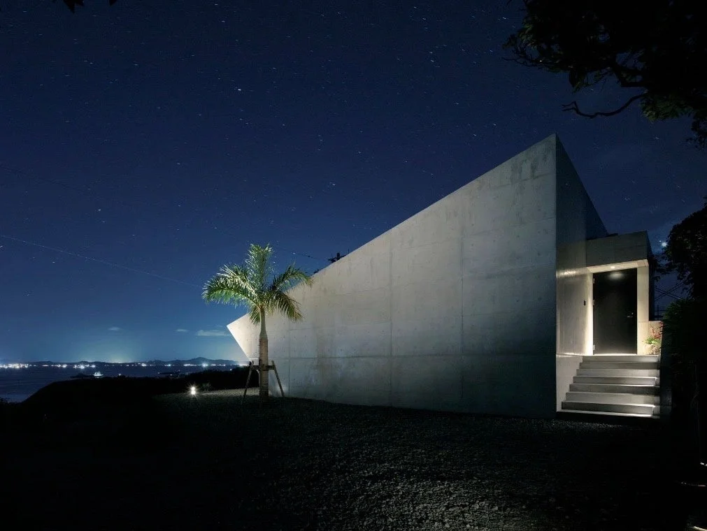 モダンな建築物（ヴィラ）の夜景