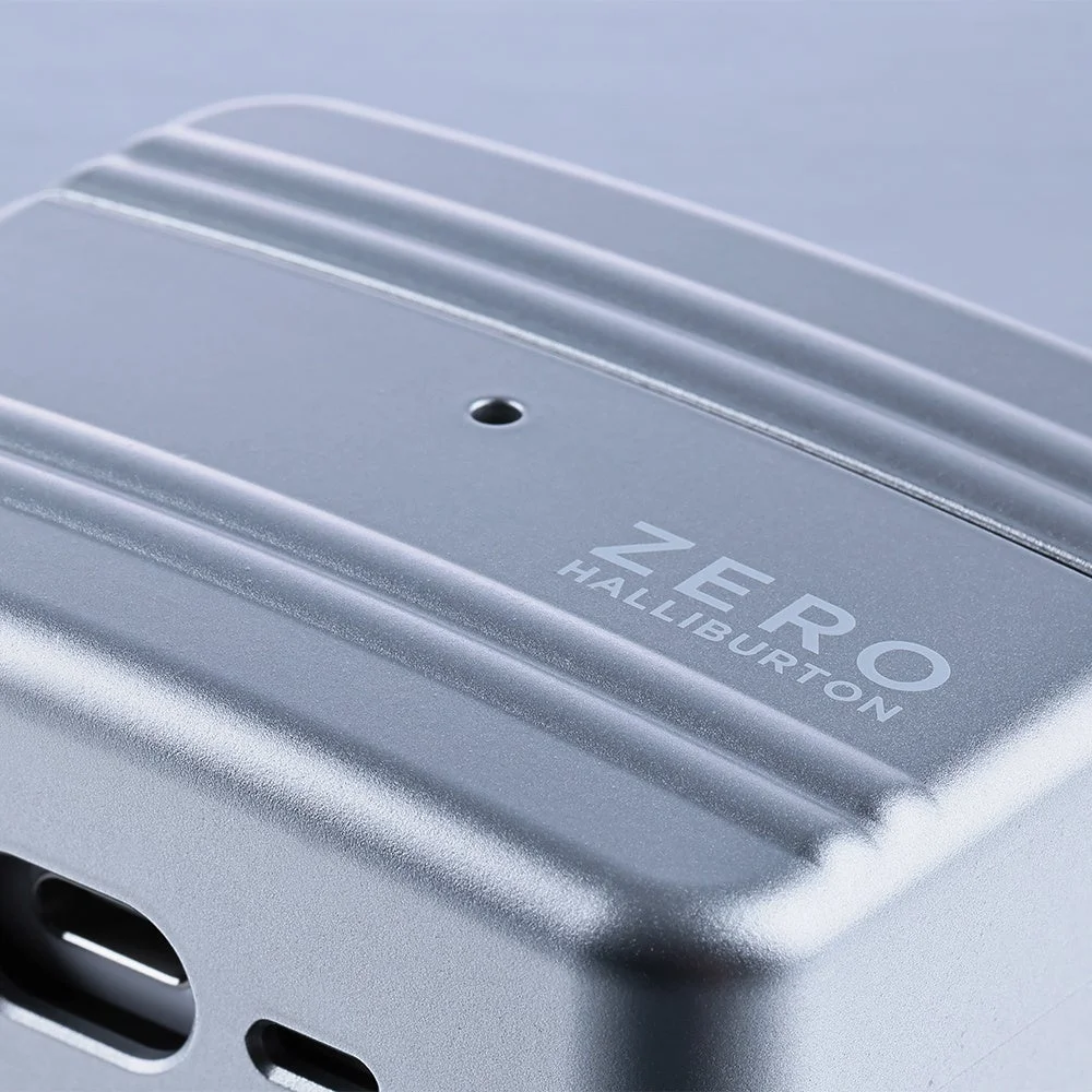 ZERO HALLIBURTONのロゴとリブデザインのクローズアップ
