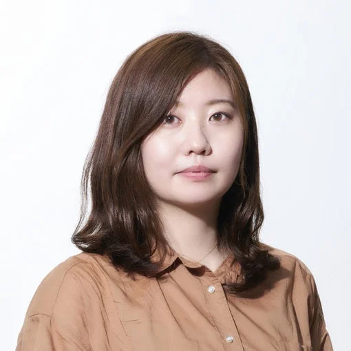 女性,ポートレート,人物,笑顔なし,茶色の髪,シャツ,白背景,大人
