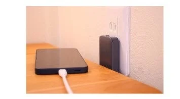 壁に挿した状態のUSBチャージャー
