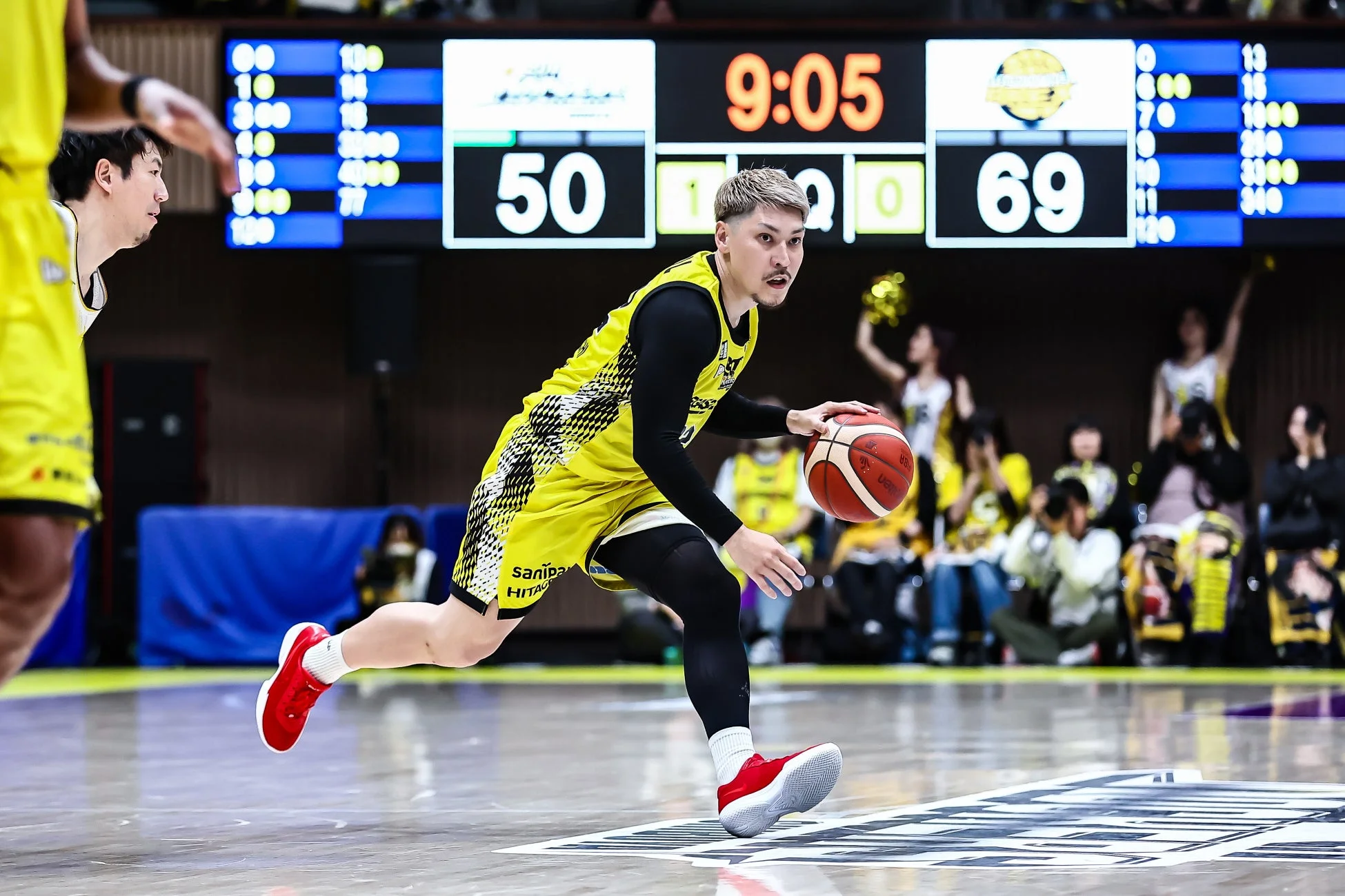 バスケットボールの試合中の山内選手