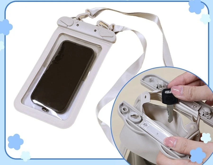 防水機能付きのスマートフォンケースと、その内部に鍵を収納できる様子を示した画像です。スマートフォンを水濡れから保護し、小物も一緒に持ち運べる利便性をアピールしています。