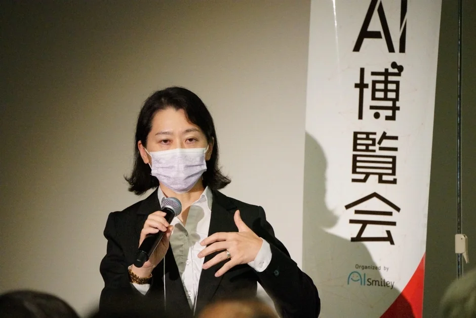 講演中の登壇者