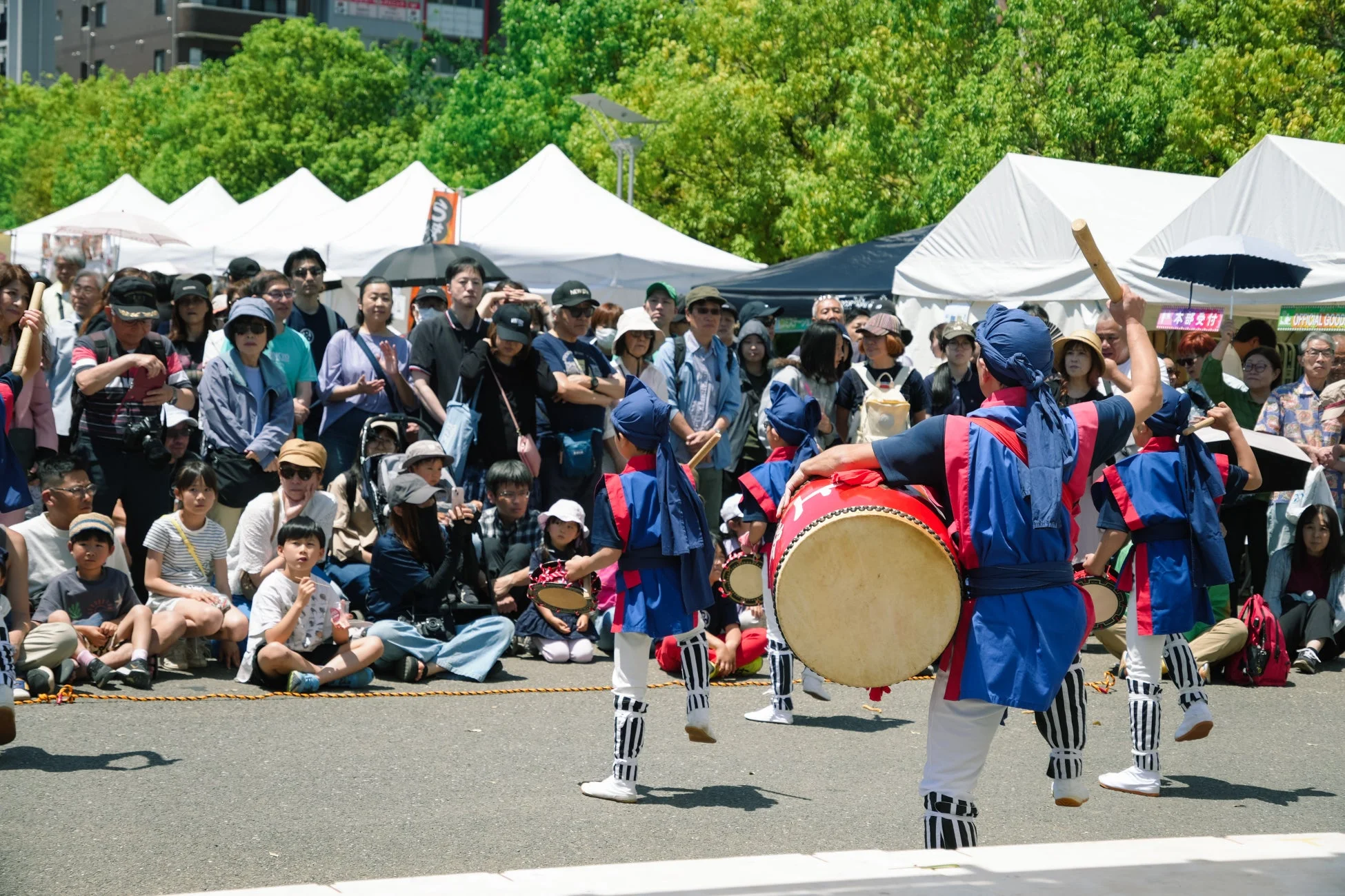 和太鼓を演奏する子供たちと観客