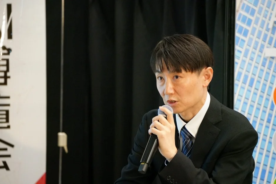 真剣に講演する登壇者