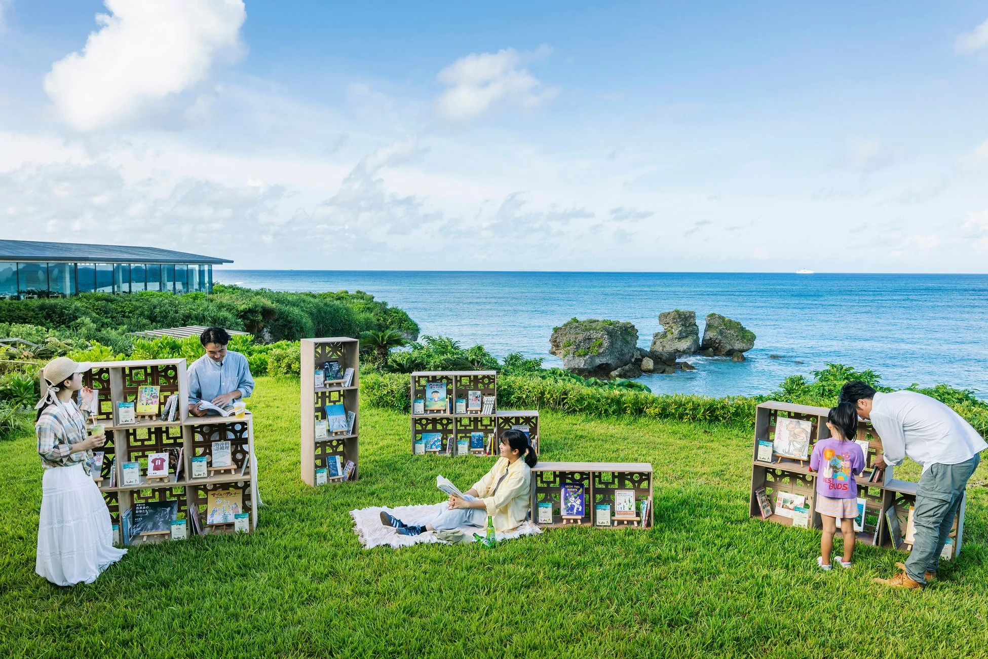 芝生で読書