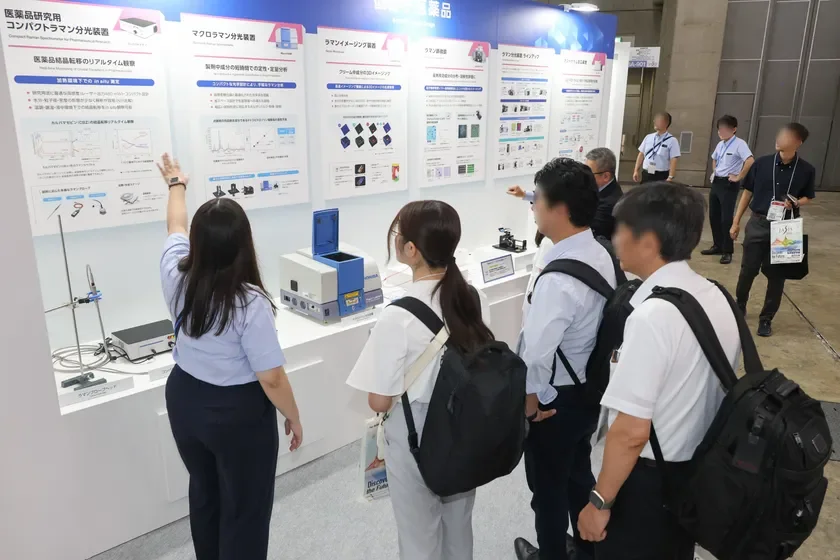 医薬品研究用のラマン分光装置の展示ブース