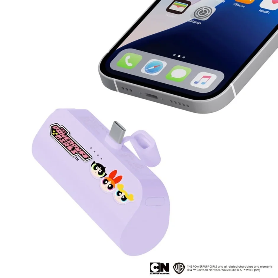 iPhoneの隣に置かれたモバイルバッテリー