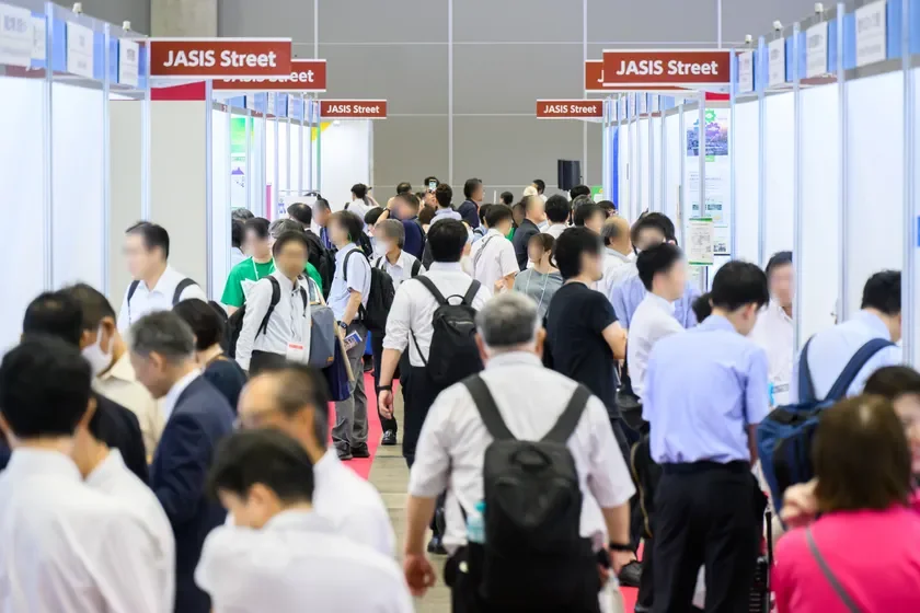 展示会場の通路を行き交う来場者