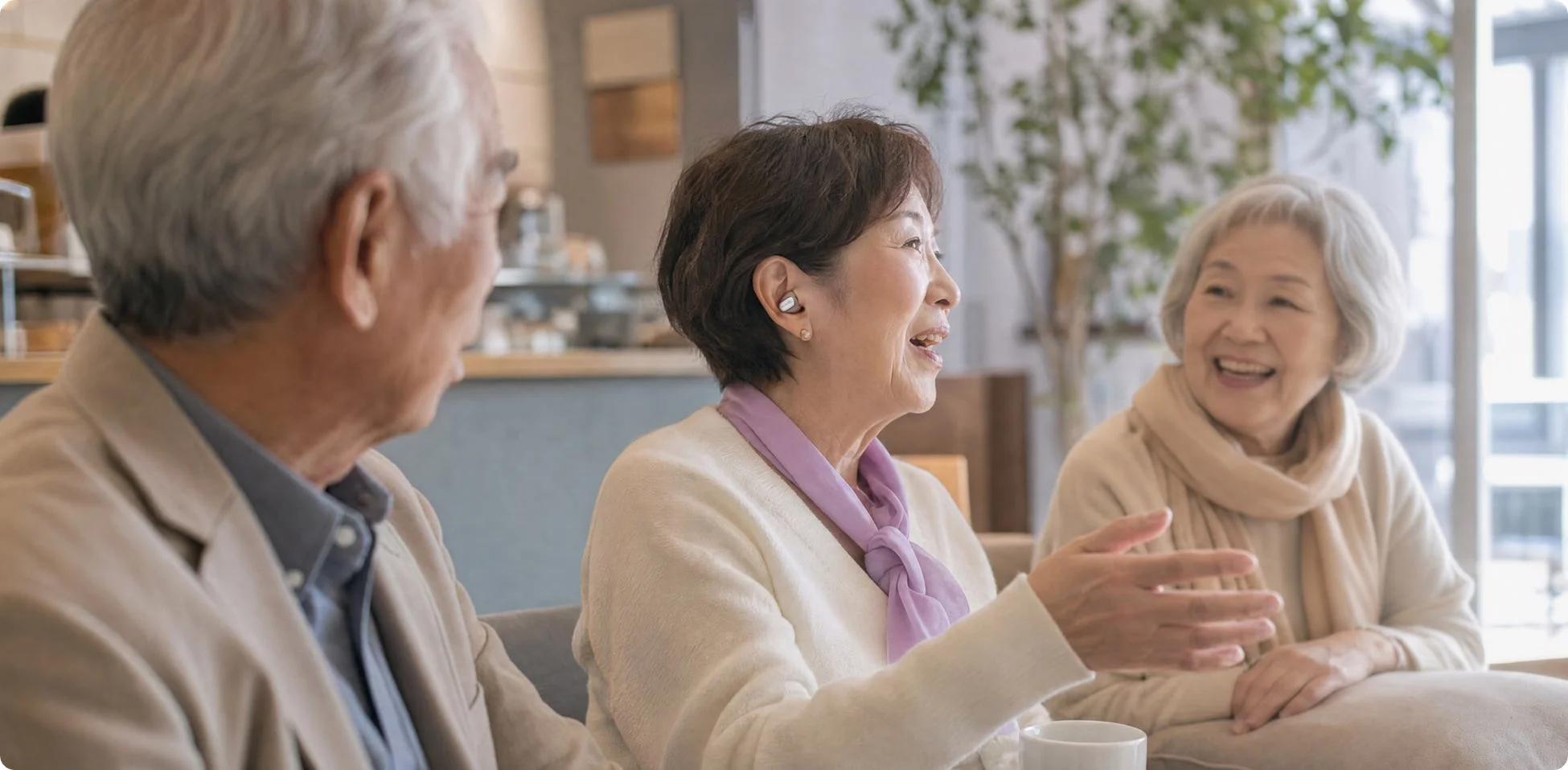 カフェで会話を楽しむ高齢者たち