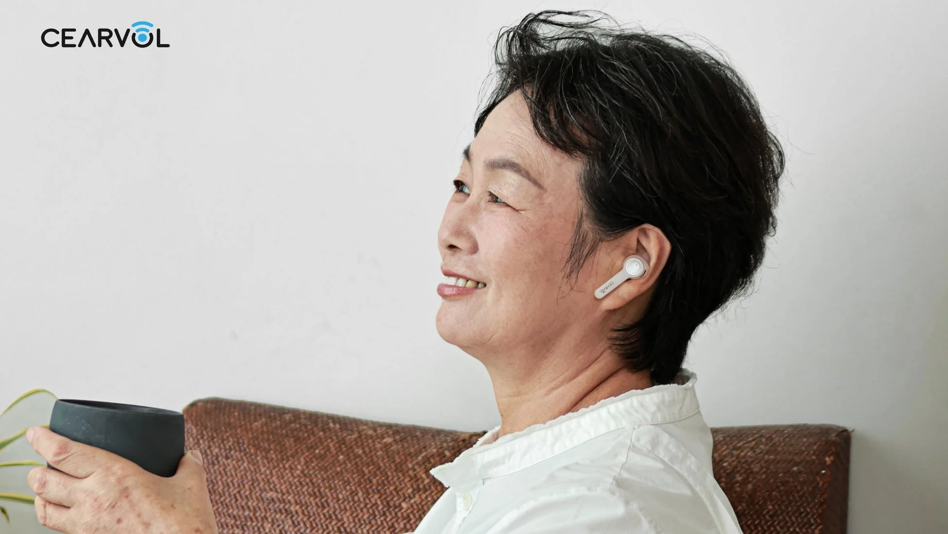 Cearvol Diamond X1を装着した高齢女性