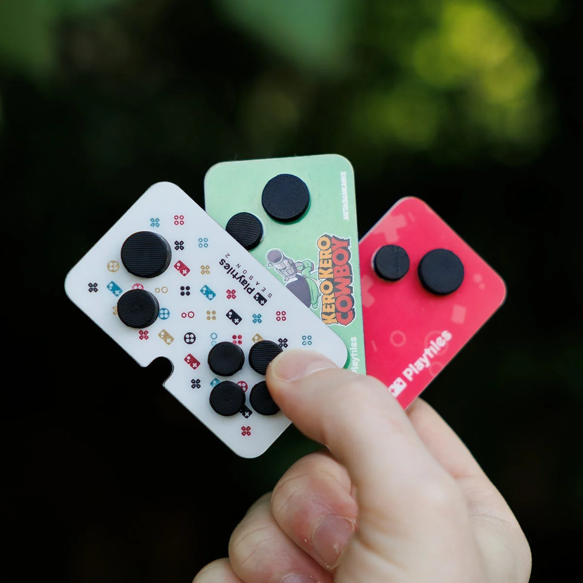 Playtilesを手に持っている様子