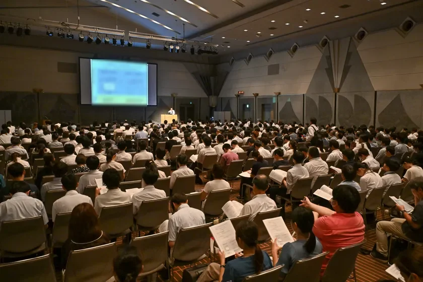 講演会に参加する聴衆
