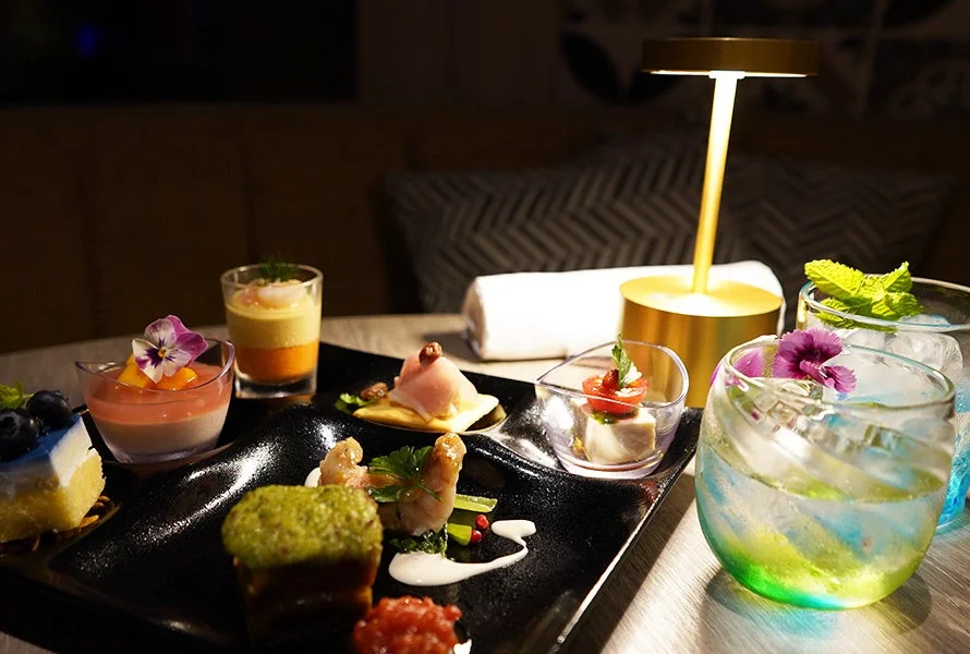 レストランの料理とカクテル