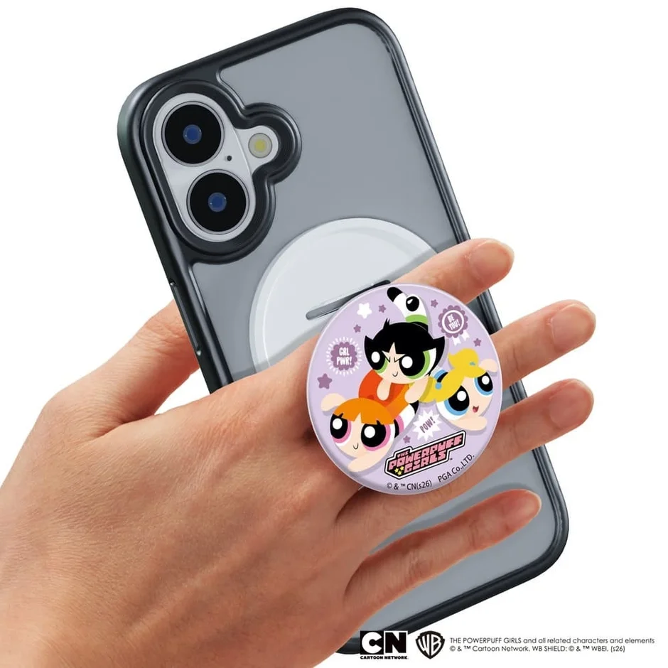 女性の手に持たれたスマホにグリップが装着