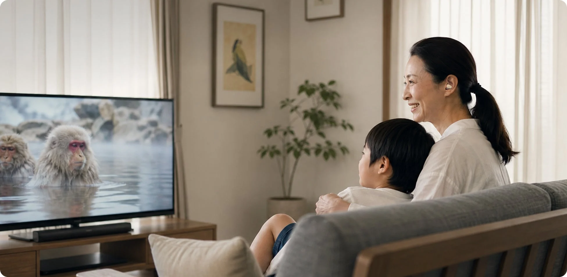 リビングでテレビを見る女性と子供