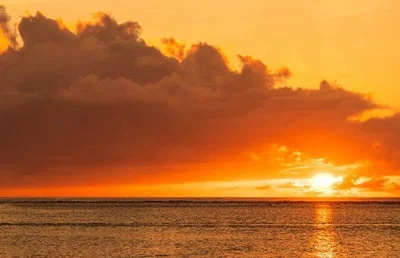 広大な海に沈む夕日の美しい風景